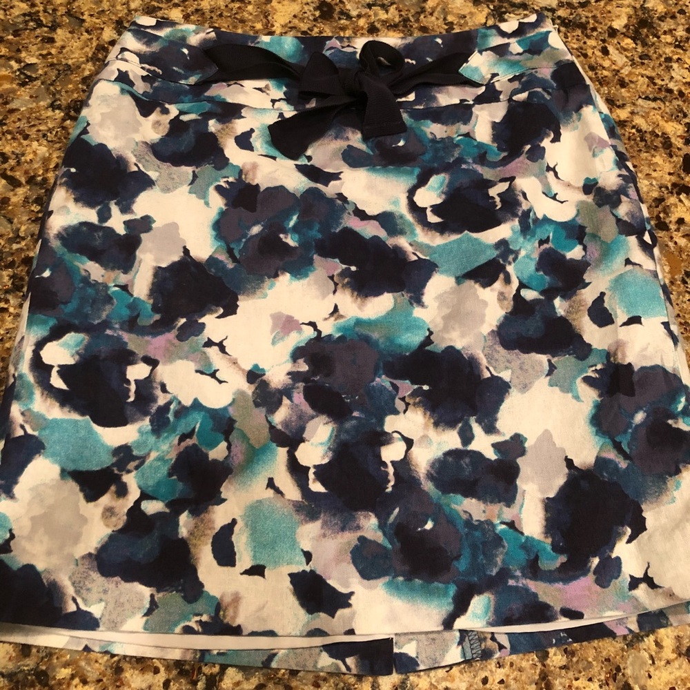 EUC - Loft Bow Skirt with shades of blue and white